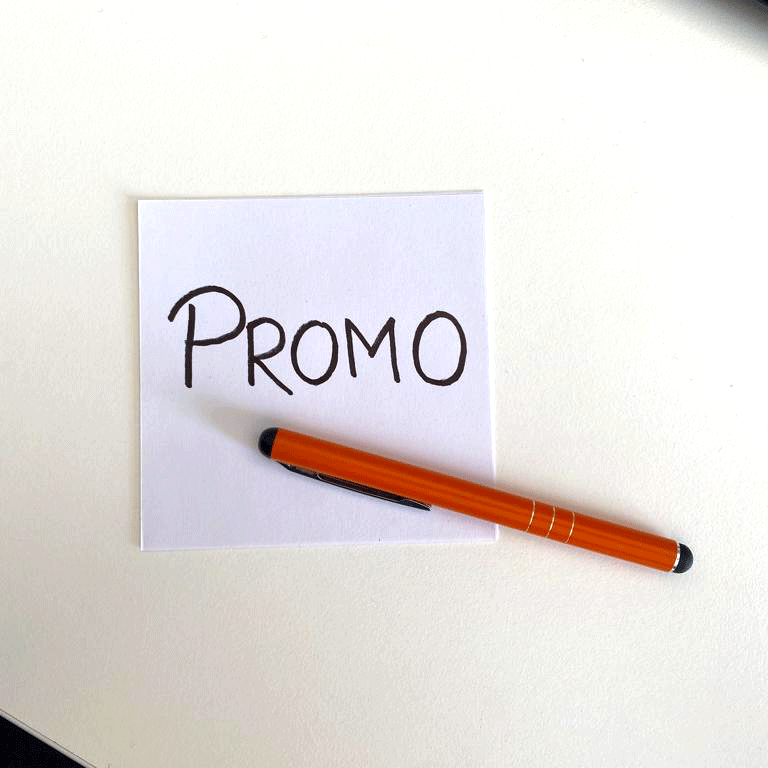 Schriftzug Promo auf Zettel mit Stift